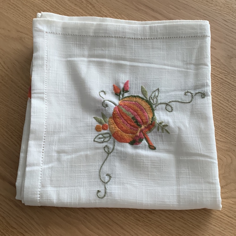 ✨ Beautiful Embroidered Table Linen - Picture 15 of 15